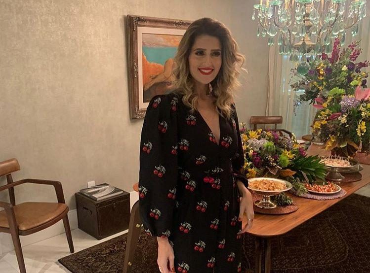 Rebeca Leal troca de idade e festeja o momento com muito astral em casa