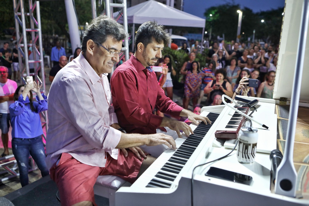 Alexandre Pereira mostra talento ao piano em live com Felipe Adjafre