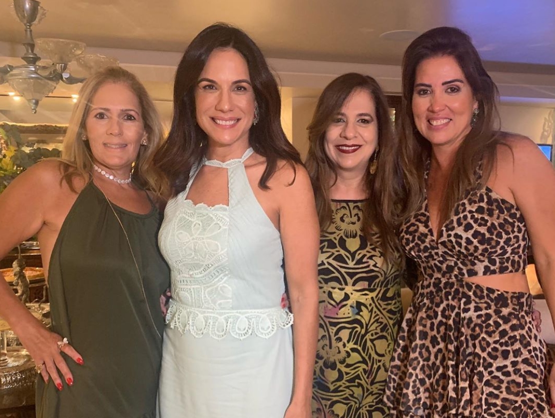 Ana Virginia Martins troca de idade com festa surpresa armada pelas amigas