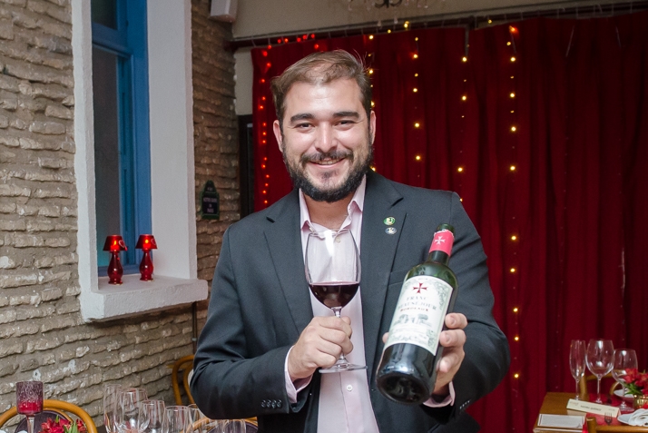 Sommelier Eugênio Ferreira entrega os melhores rótulos da Brava Wine para harmonizar com doces