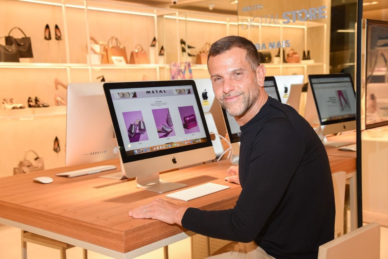 Grupo Arezzo&Co lança e-commerce unindo suas sete marcas Grupo Arezzo&Co lança e-commerce unindo suas sete marcas