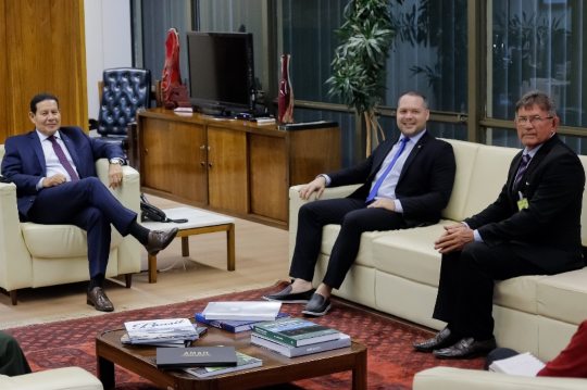 Heitor Freire solicita Escola Militar para a Região dos Inhamuns a Hamilton Mourão Heitor Freire solicita Escola Militar para a Região dos Inhamuns a Hamilton Mourão