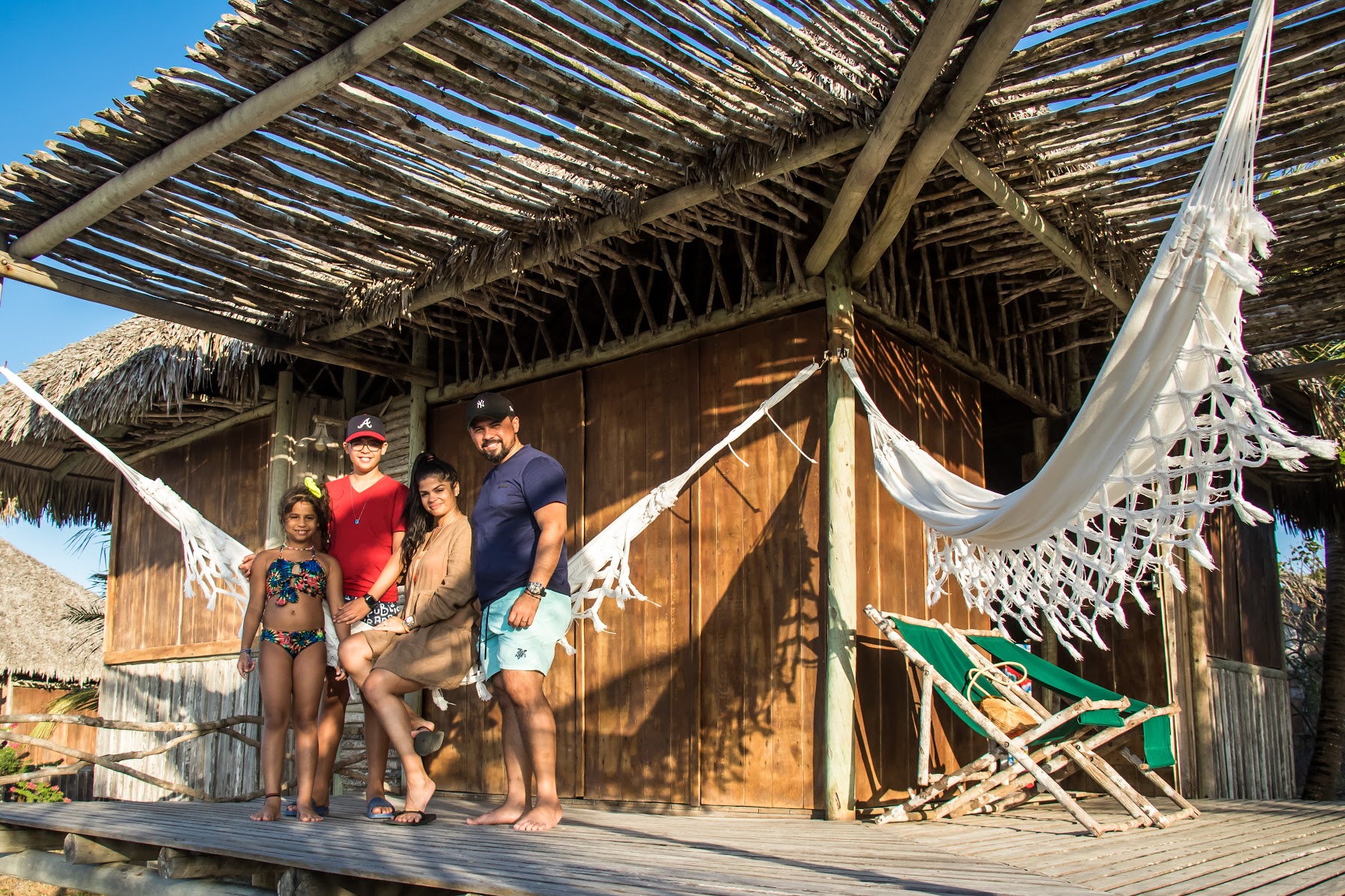 Xand Avião aterrissa no Rancho do Peixe e curte a Praia do Preá rodeado de amigos