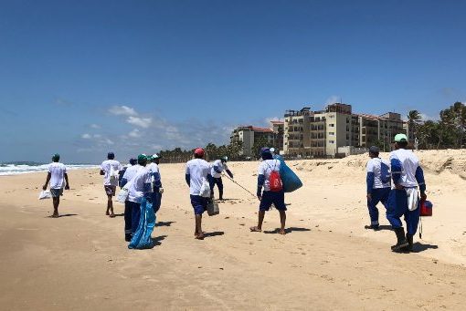 Beach Park coordena e apoia operação de limpeza das praias no Porto das Dunas