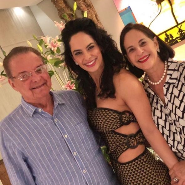 Luciana Fiuza Miranda brinda seu start nas quatro décadas em comemoração intimista