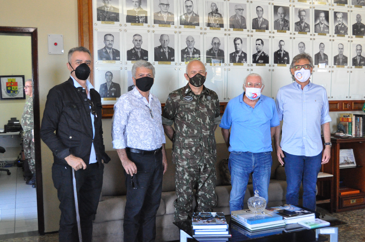 Diretoria da FACIC visita novo comandante da 10ª Região Militar