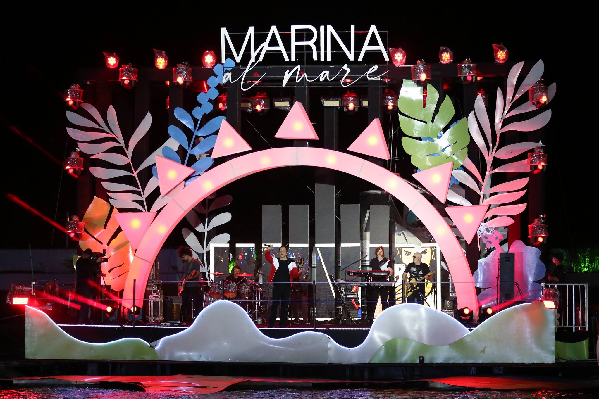 Com palco flutuante e grandes atrações, Marina Al Mare agita o fim de semana