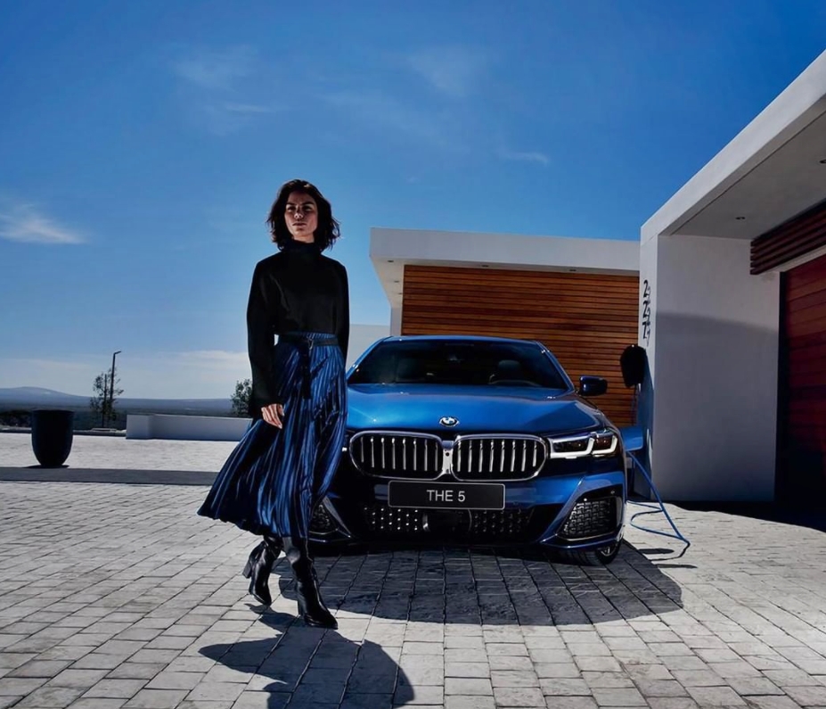 Diana Rocha brilha em nova campanha de veículos híbridos da BMW