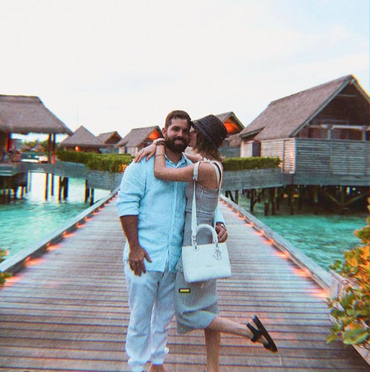 Nas Maldivas, Felipe Rocha e Paulinha Sampaio se preparam para casar pela segunda vez