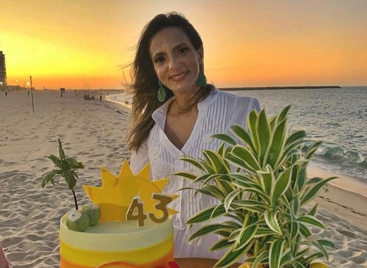 Michelle Aragão festeja a nova idade com festa à beira mar