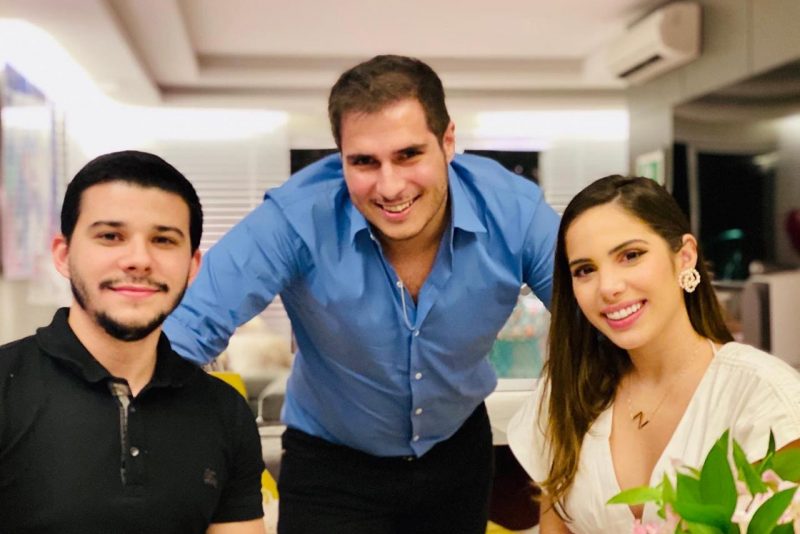 Nicole Vasconcelos e Pedro Paulo Carapeba aterrisam em São Paulo para rever os amigos