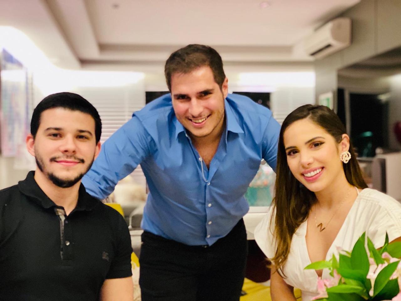 Nicole Vasconcelos e Pedro Paulo Carapeba aterrisam em São Paulo para rever os amigos