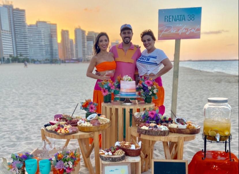 Renata Marinho festeja a nova idade com sunset party na Praia de Iracema