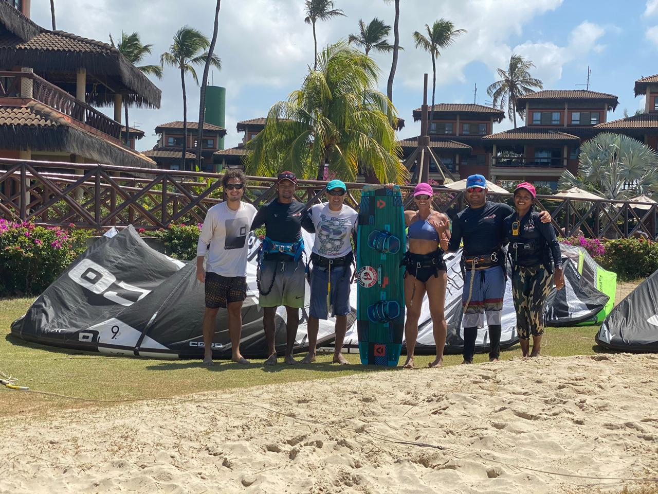 Curtindo os bons ventos do litoral, João Marcelo e Marcelo Amaral praticam Kitesurfe no Cumbuco