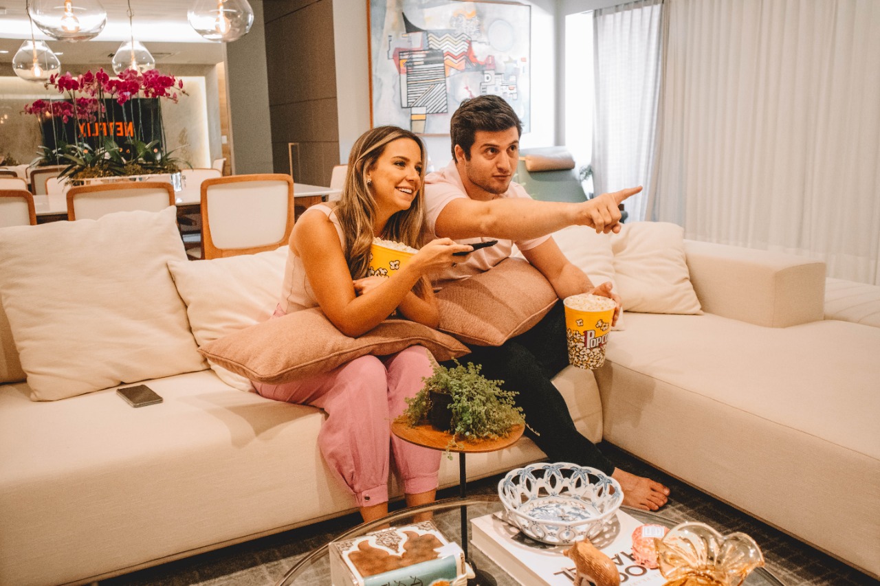 Fernanda Levy e Omar Macêdo abrem as portas de seu apartamento para campanha especial da Galpão Design