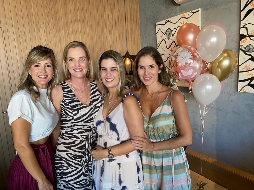 Beatriz Pontes troca de idade com festa surpresa articulada pelas amigas