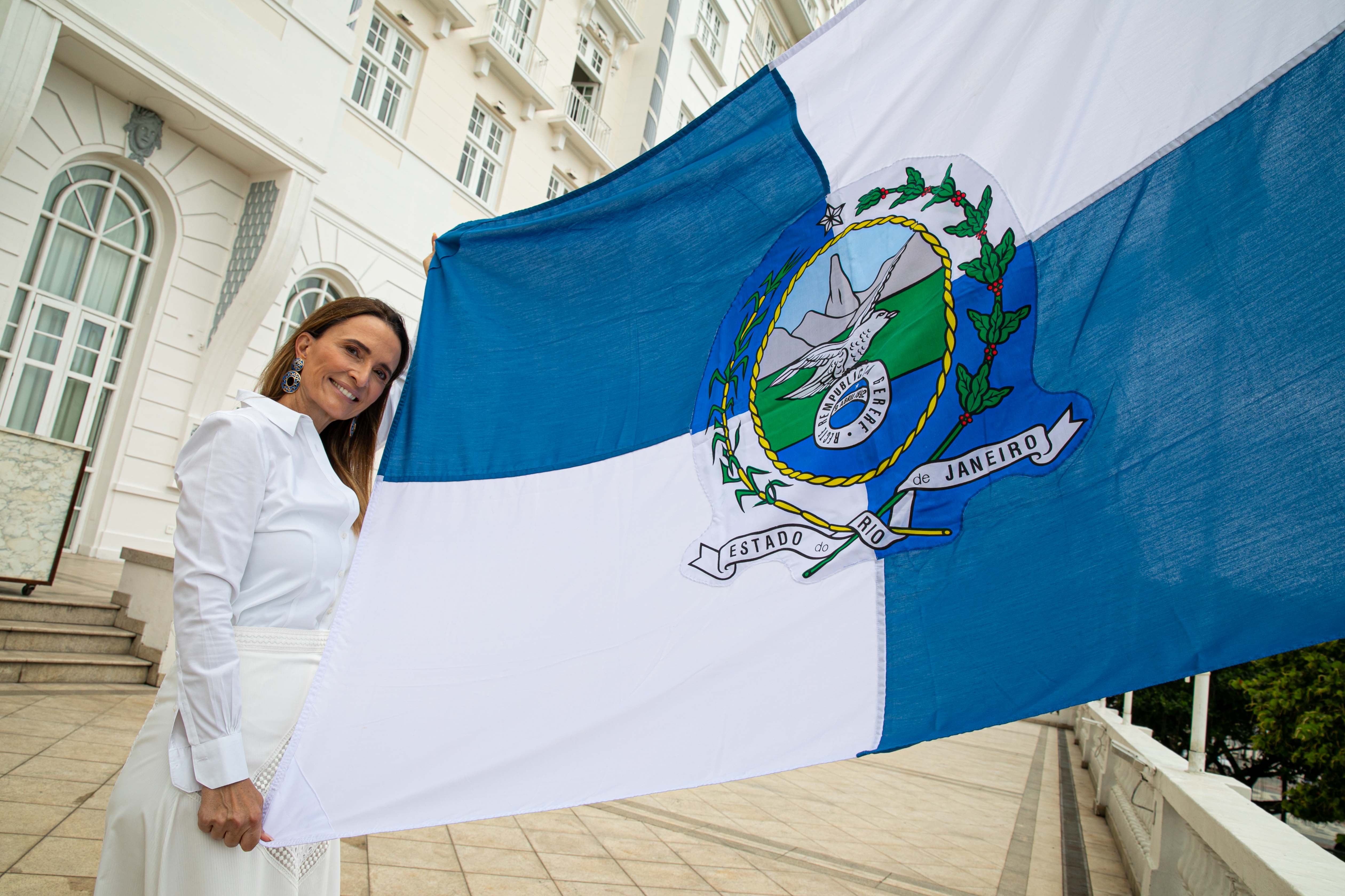 Copacabana Palace hasteia bandeiras dos 26 estados e DF em sua fachada