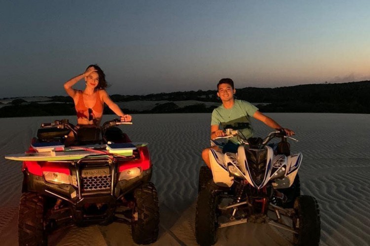 Bruna Marquezine curte dias de lazer e aventura pelo litoral cearense