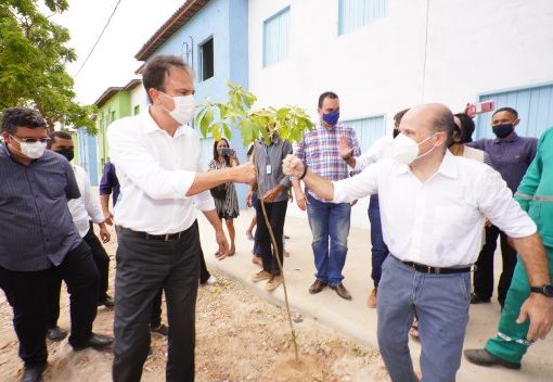 Camilo e Roberto Cláudio entregam residências e ecopontos no bairro Floresta