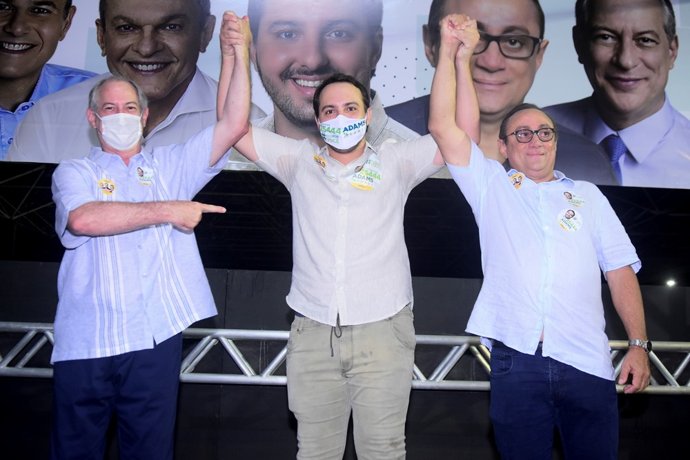 Com a presença de Ciro Gomes, Adams Gomes inaugura comitê no Cocó