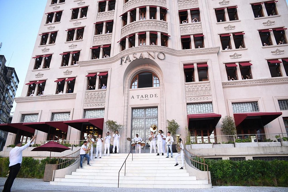 Cerimônia com orquestra sinfônica marca a reabertura do Fasano Salvador