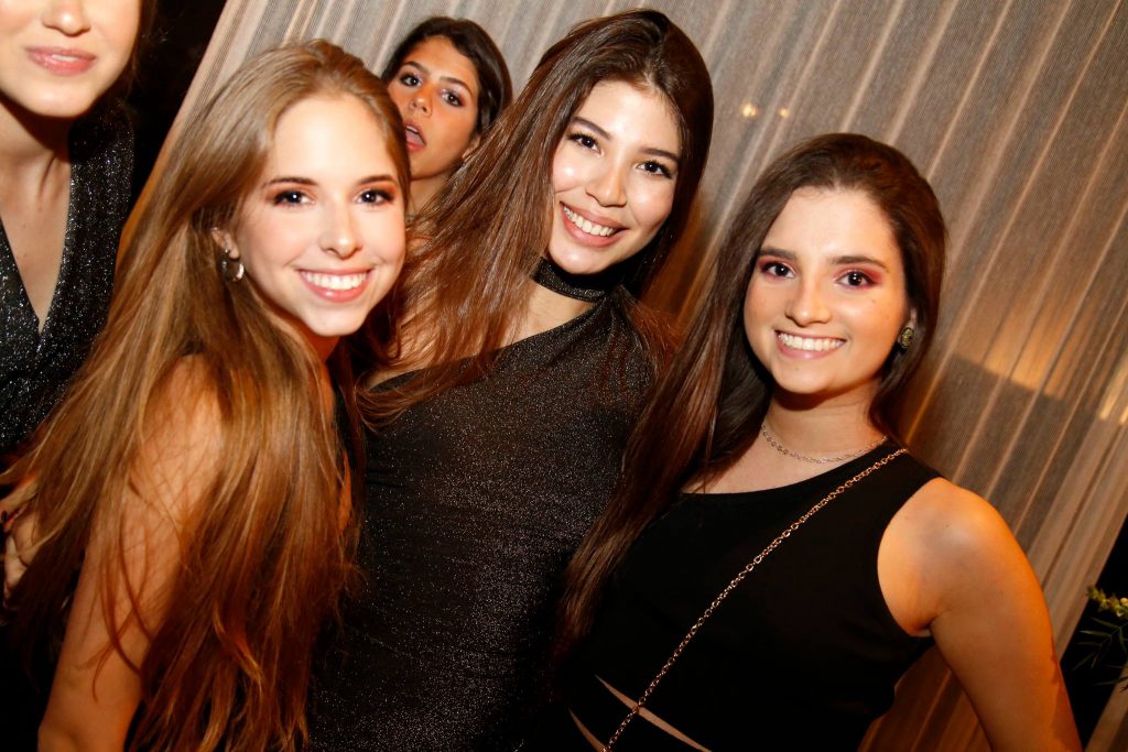 
				Lara Macedo, Lara Holanda E Duda Gomes
				