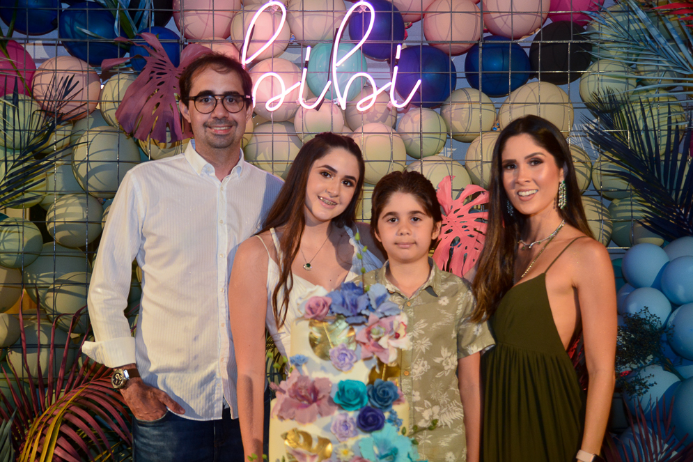 Pedro e Manoela de Castro festejam os 15 anos da primogênita Bibi