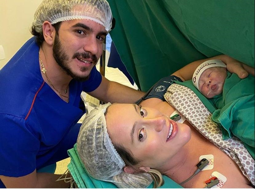 Dona Cegonha aterrissa na Gastroclínica trazendo Pedrinho para Vitória Arraes e João Pedro Brandão