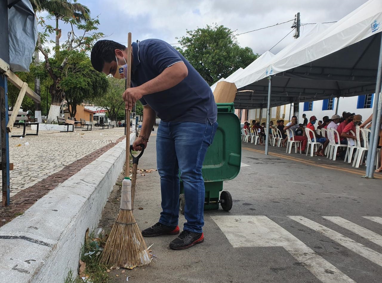 Reeleito prefeito de Rendenção, Davi Benevides varre as ruas da cidade