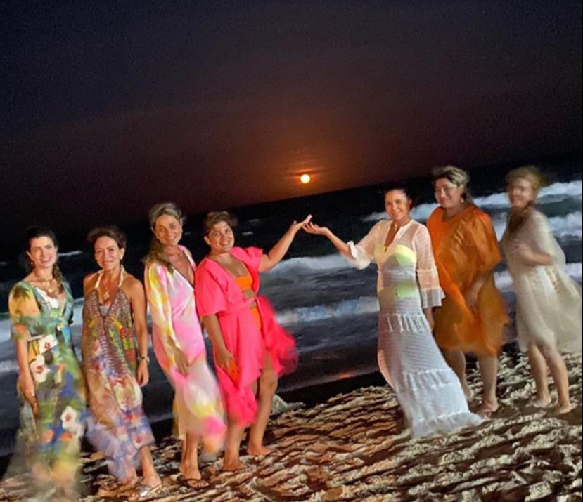 Fenômeno da Lua Azul atraiu grupinho dos bons até o Porto das Dunas para renovar as energias