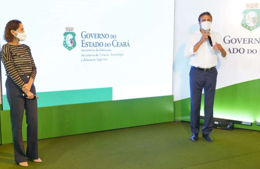 Camilo Santana e Izolda Cela anunciam distribuição de chips de internet para alunos da rede estadual de ensino Camilo Santana e Izolda Cela anunciam distribuição de chips de internet para alunos da rede estadual de ensino