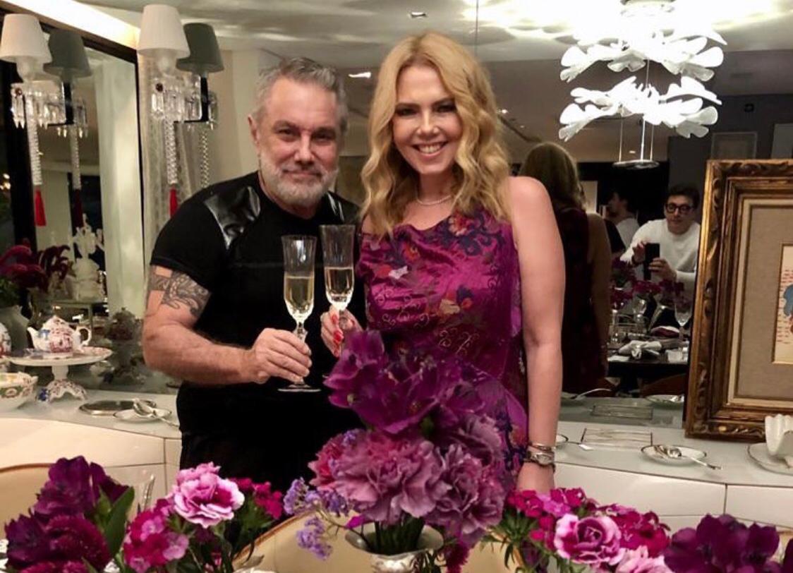 Estilista Lino Villaventura inicia seu disputado Bazar de Natal