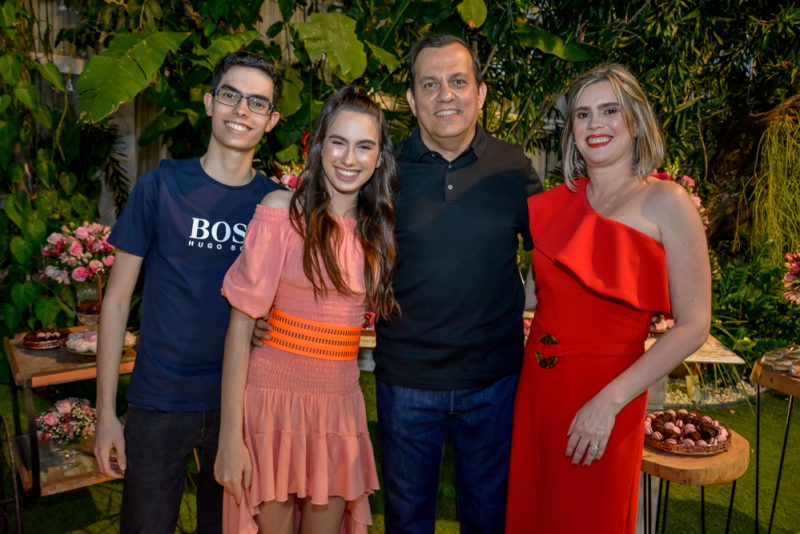 Surprise Party - Larissa Lafuente celebra seus 15 anos com festa surpresa articulada por seus pais