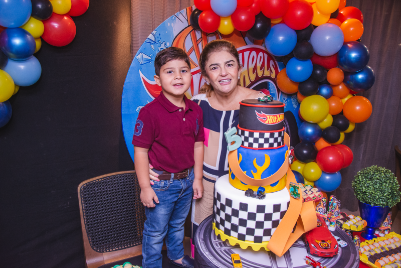 Rá-Tim-Bum - Pompeuzinho Vasconcelos completa 5 anos e ganha festa inspirada nos carrinhos Hot Wheels