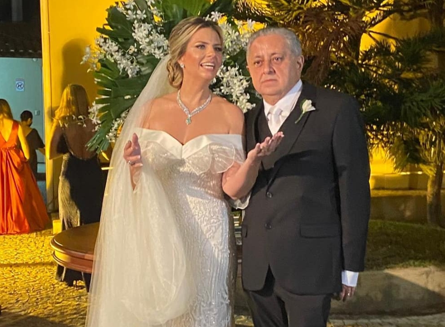 Tais e Adriano Pinto se casam em cerimônia intimista na Igreja do Cristo Rei