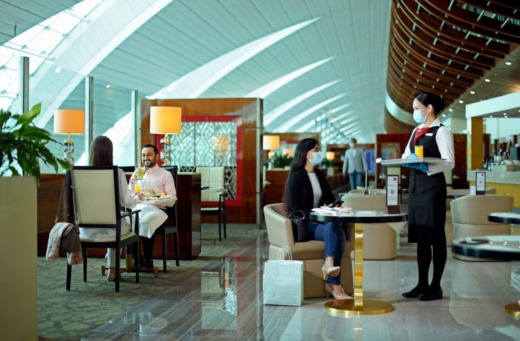Emirates inicia reabertura de seus lounges em todo o mundo