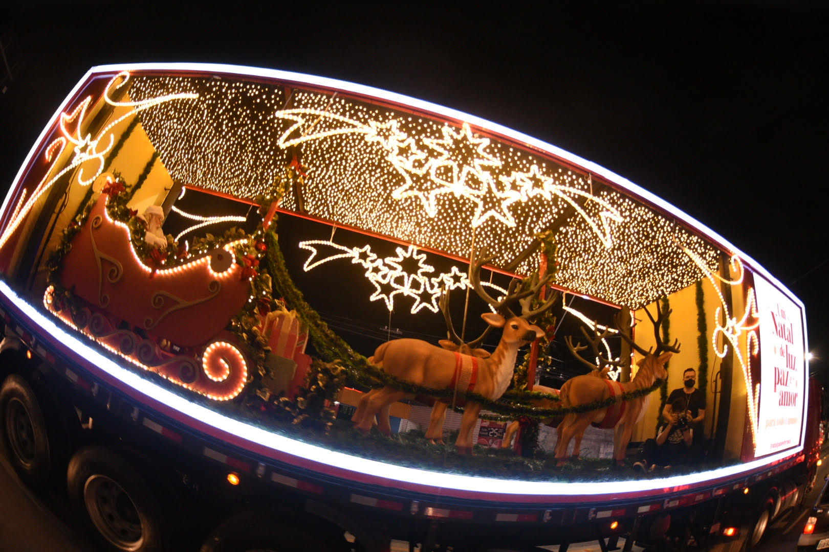 Grupo New Light inova com a criação de uma carreta natalina para o Papai Noel do Iguatemi