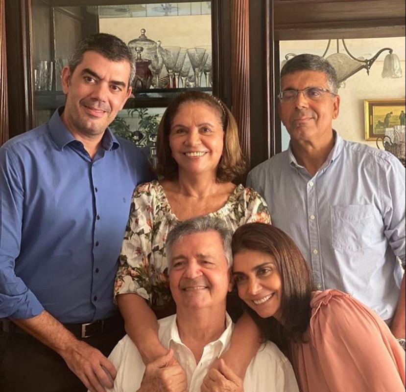 Lauro Chaves festeja a chegada da nova idade com o abraço carinhoso da família