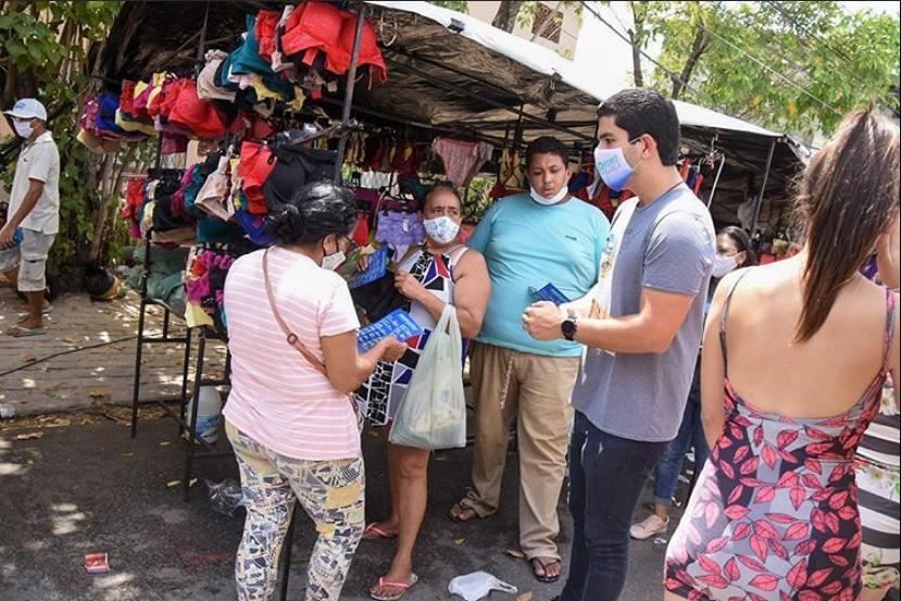 Pedro França visita a feira das Goiabeiras e conversa com empreendedores
