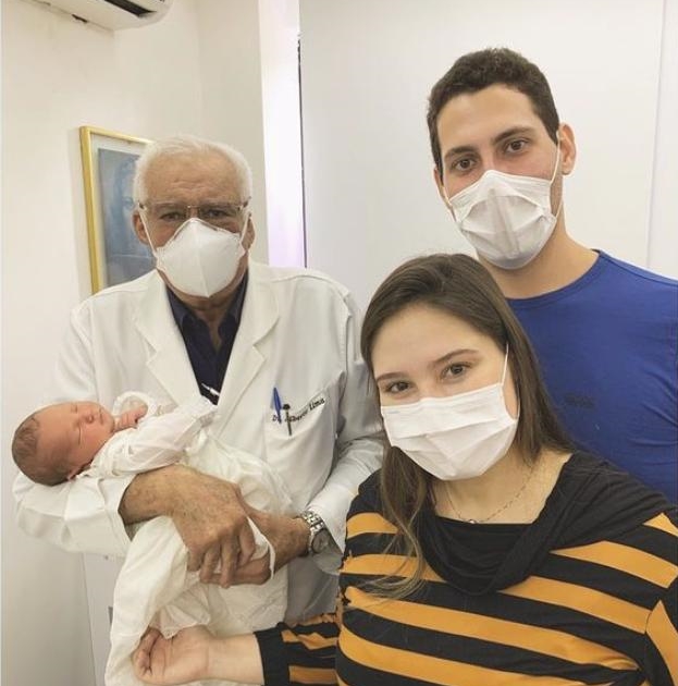 Gabriel Dias Branco e Letícia Teixeira levam o baby Emanuel à sua primeira consulta pediátrica