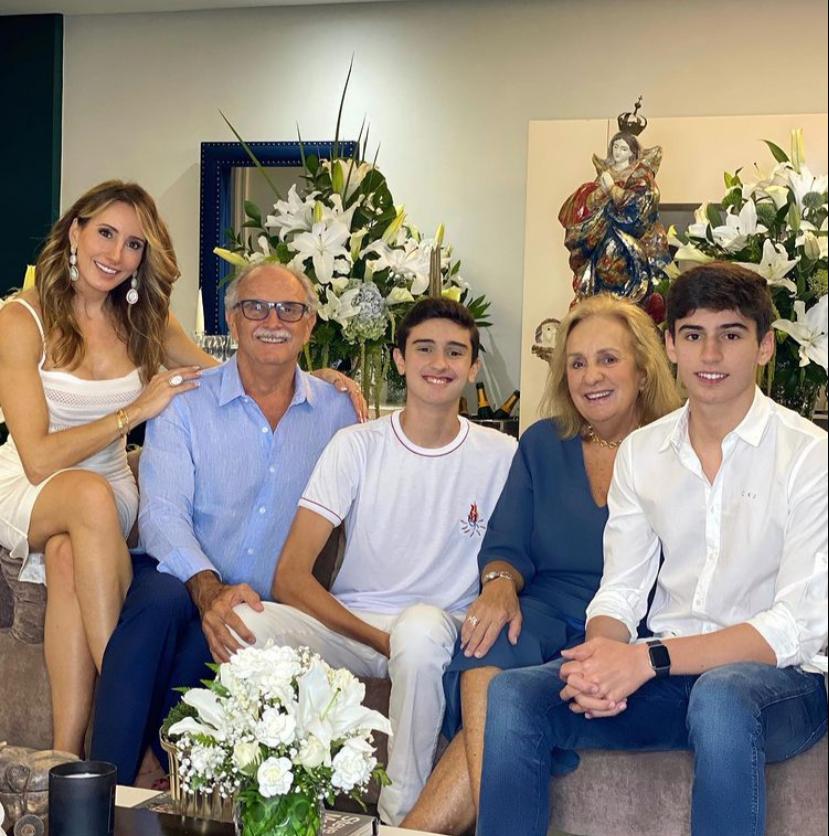 Melaine Fernandes arma jantar especial para celebrar a crisma de Caique Diogo Melaine Fernandes arma jantar especial para celebrar a crisma de Caique Diogo