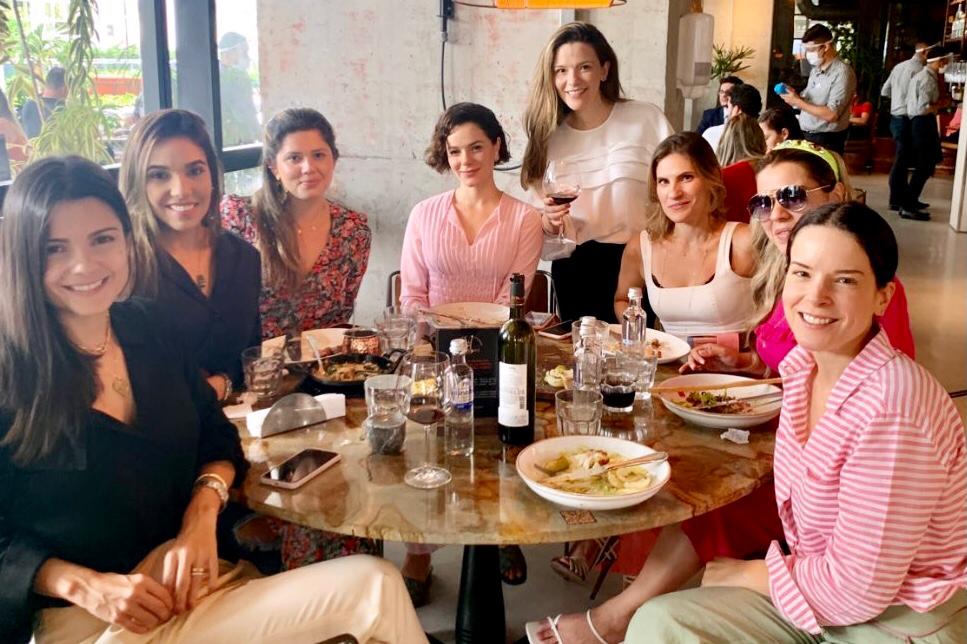 Paulinha Sampaio reúne grupo de amigas para almoço no Carbone Steakhouse