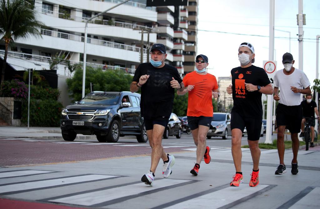 Prefeito Roberto Cláudio faz corrida de 17 km por ruas e avenidas de Fortaleza