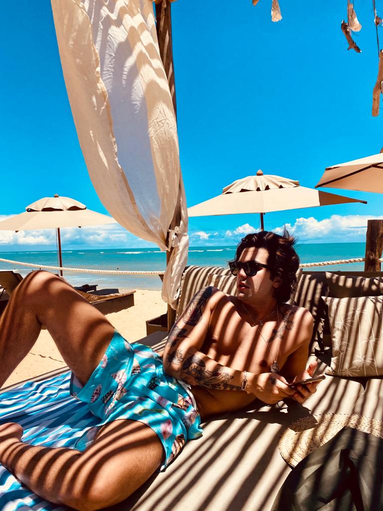 Luan Santana desembarca em Trancoso para curtir dias de sol e mar