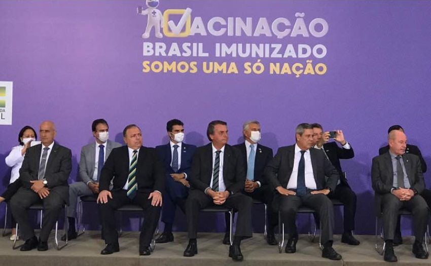 Camilo diz que Ceará receberá 1,7 milhão de doses da vacina no primeiro semestre