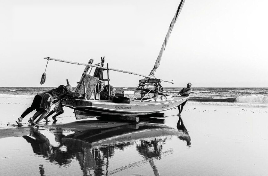 Chico Kfouri retrata a rotina de pescadores em nova exposição fotográfica
