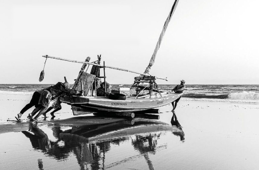 Chico Kfouri retrata a rotina de pescadores em nova exposição fotográfica Chico Kfouri retrata a rotina de pescadores em nova exposição fotográfica