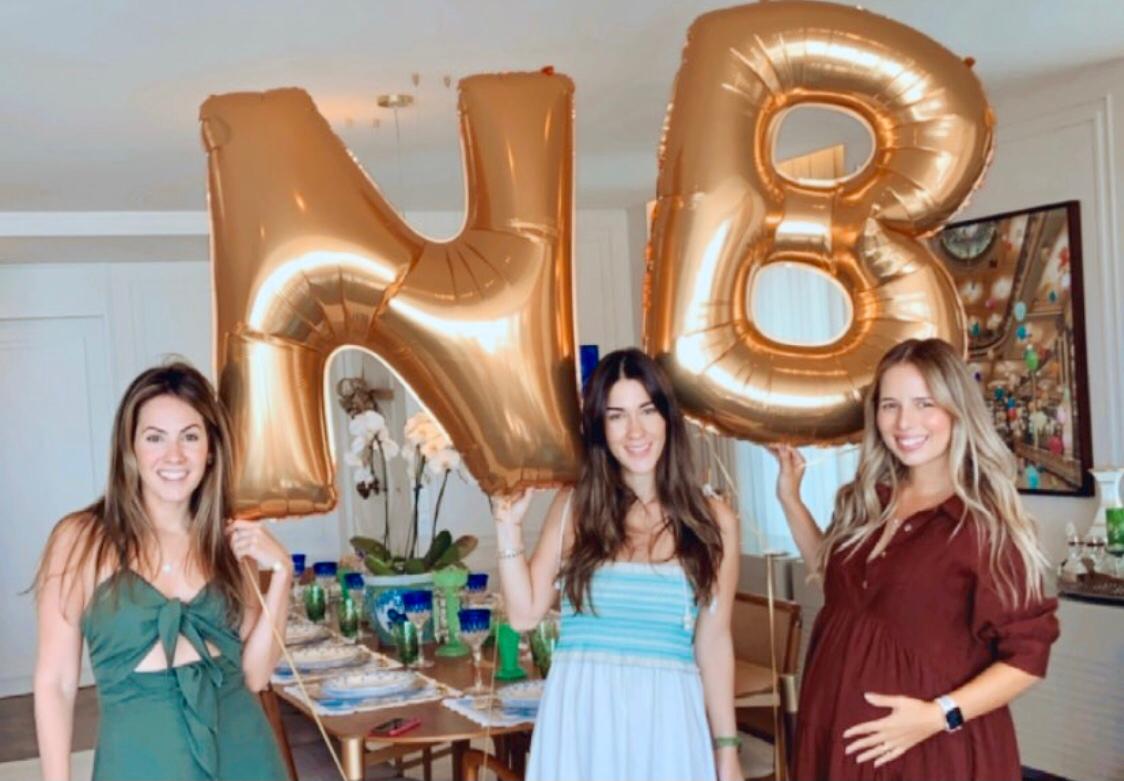 Sara Brasil arma sessão parabéns antecipada para Beatriz Rodrigues e Nathalia Brasil Sara Brasil arma sessão parabéns antecipada para Beatriz Rodrigues e Nathalia Brasil