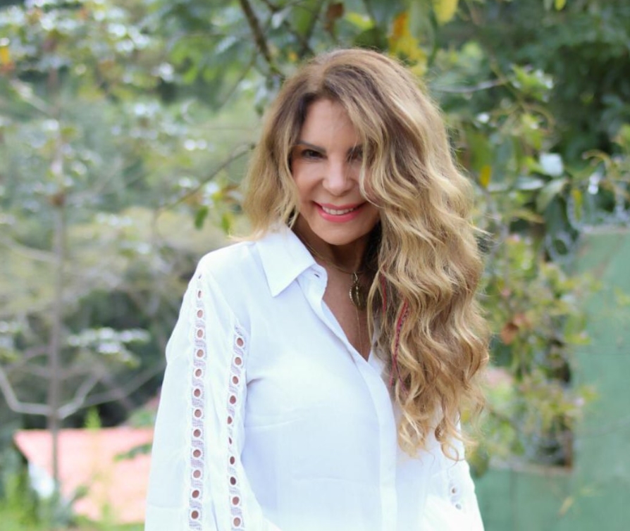 Elba Ramalho abre série de shows na piscina do Fairmont Copacabana