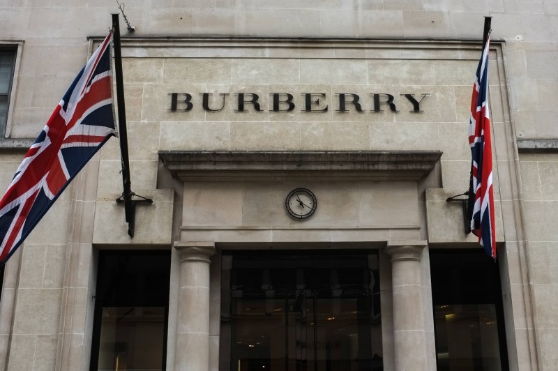 Projeto da Burberry ajudará estudantes de moda com doação de tecido